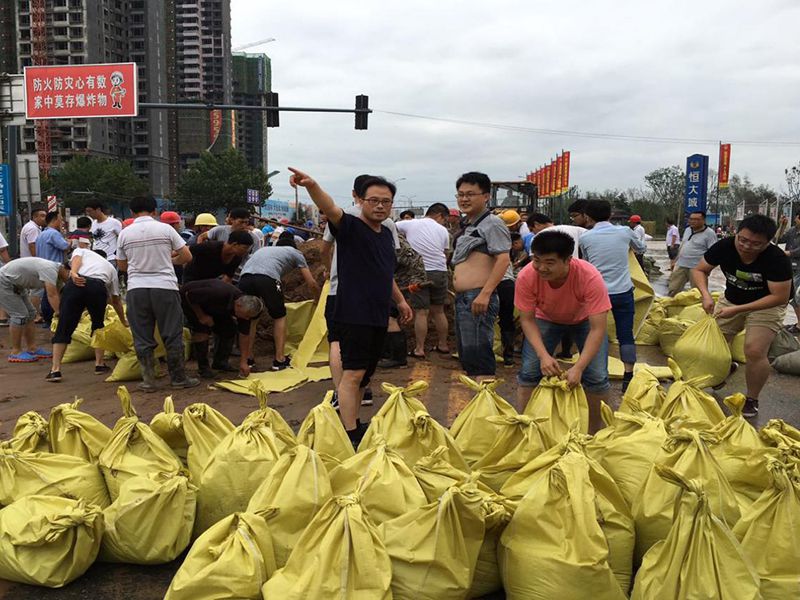 2016年7月20日，集團公司組織員工參與“安陽7·19特大洪水”搶險救災工作。